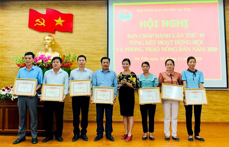 Các tập thể, cá nhân tiêu biểu nhận khen thưởng của UBND huyện Đạ Tẻh
