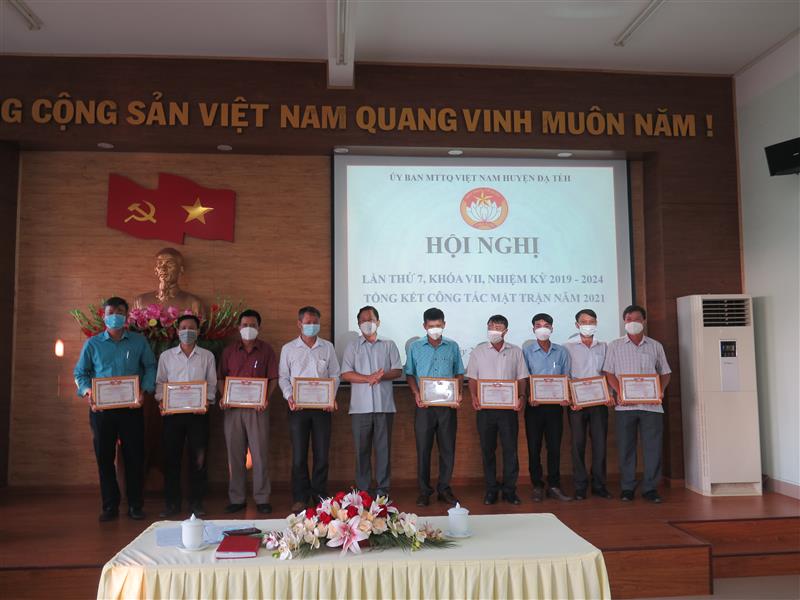 Ủy ban Mặt trận Tổ quốc Việt Nam huyện trao giải cuộc thi video clip về xây dựng khu dân cư tiêu biểu, khu dân cư kiểu mẫu năm 2021.