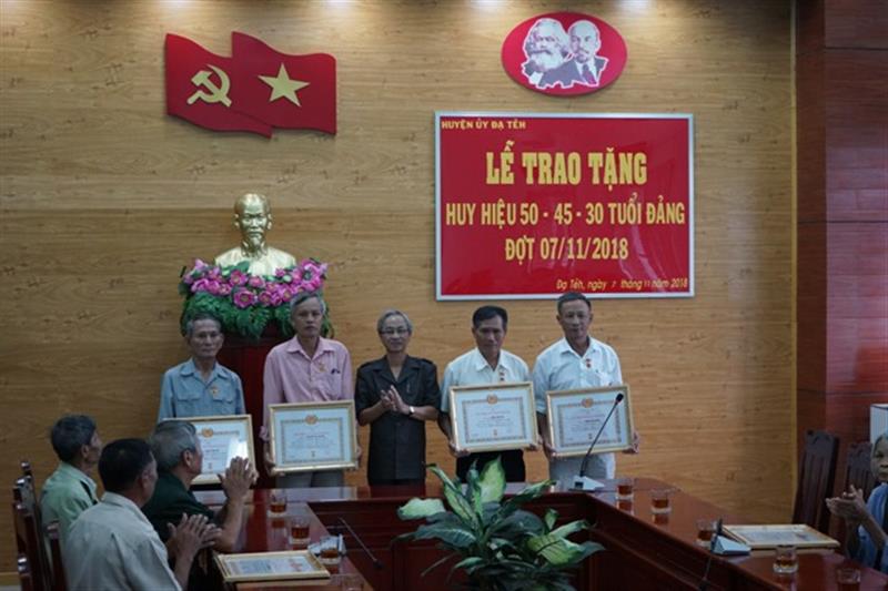 Lễ trao tặng huy hiệu 30, 45 và 50 năm tuổi đảng