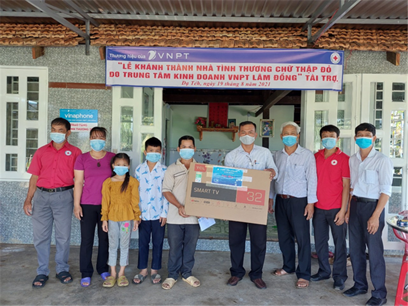 Ông Võ Long Phi - Giám đốc phòng bán hàng khu vực Đạ Tẻh thuộc Trung tâm kinh doanh VNPT Lâm Đồng tặng tivi cho gia đình