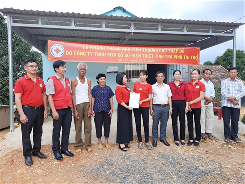 Bà Nguyễn Thị Kim Hoàn – Phó Chủ tịch Hội Chữ thập đỏ Lâm Đồng trao quyết định bàn giao nhà cho gia đình chị Nông Thị Tường
