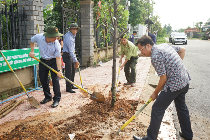 Lãnh đạo huyện Đạ Tẻh tham gia trồng cây sau lễ phát động
