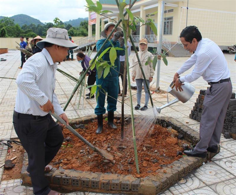 Lãnh đạo huyện Đạ Huoai trồng cây xanh tại sau lễ phát động