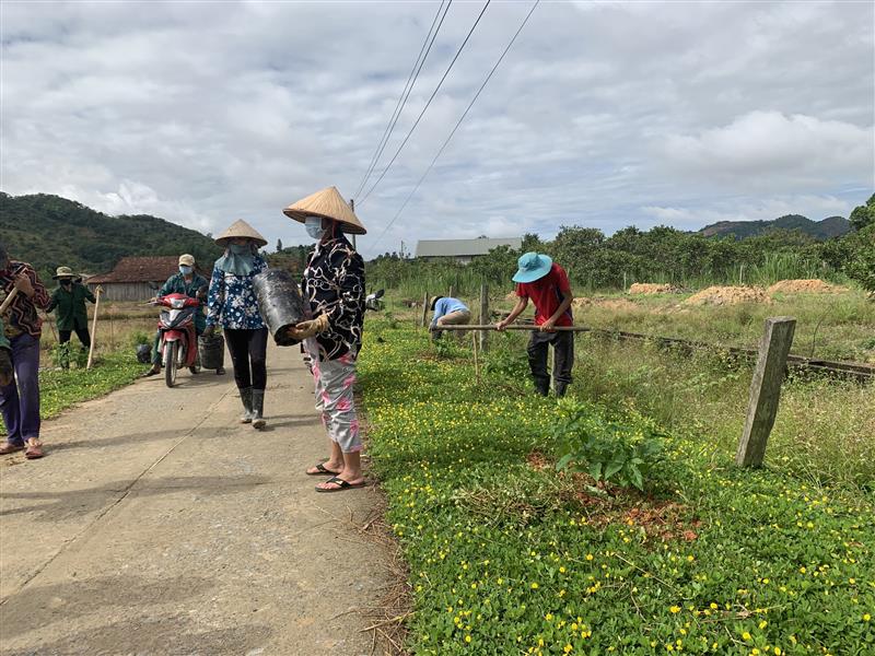 Hình ảnh hội viên hội Cựu chiến binh xã và nhân dân thôn Hương Thanh tham gia trồng gần cây trên tuyến đường liên thôn