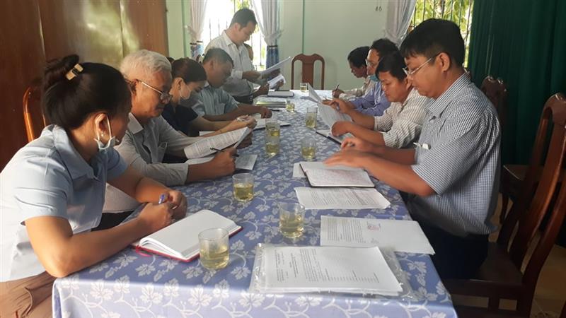 Đồng chí Bùi Trung Văn - PCT UBND xã An Nhơn,  báo cáo kết quả thực hiện QĐ 673 trong 2 năm 2020-2021