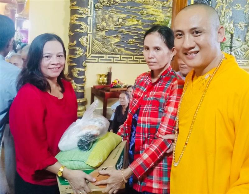 Bà Phan Thị Hồng Loan, Chủ tịch Hội Chữ thập đỏ huyện Đạ Tẻh và Đại đức Thích Nhuận Minh trụ trì Chùa Hương Lâm trao quà cho người dân