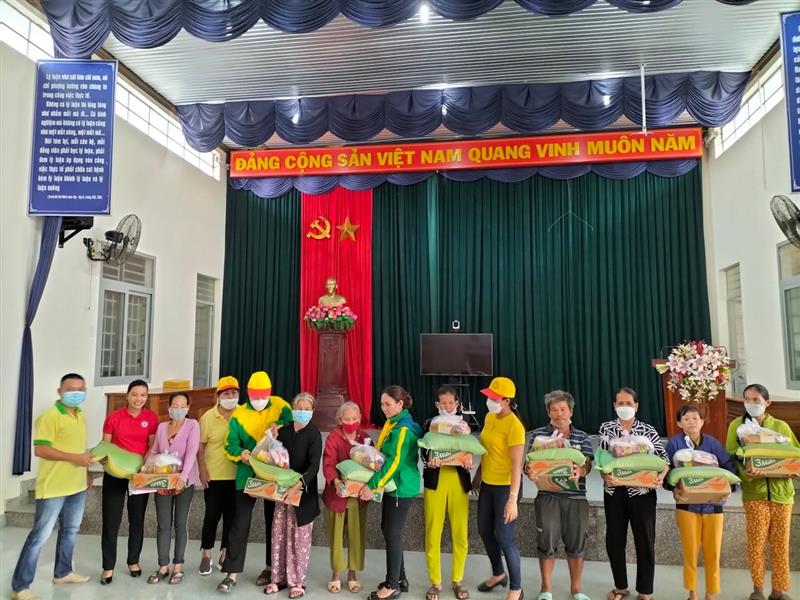 Các thành viên Nhóm “Hiểu và thương” tặng quà cho hộ nghèo xã Quảng Trị