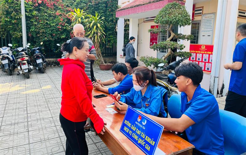 Đoàn viên, thanh niên tham gia hỗ trợ người dân cài đặt các ứng dụng trên điện thoại