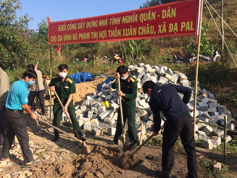 Khởi công xây nhà nghĩa tình quân - dân cho thanh niên trúng tuyển nghĩa vụ quân sự