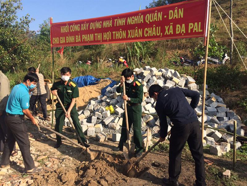 Khởi công xây nhà nghĩa tình quân - dân cho thanh niên trúng tuyển nghĩa vụ quân sự