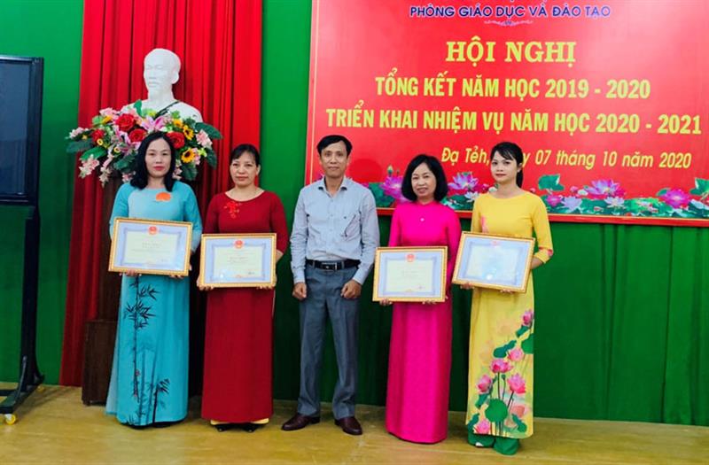 Ông Nguyễn Mạnh Việt – Phó Bí thư Thường trực Huyện ủy Đạ Tẻh trao bằng khen của Chủ tịch UBND tỉnh Lâm Đồng cho 2 tập thể và 2 cá nhân hoàn thành xuất sắc nhiệm vụ năm học 2019-2020