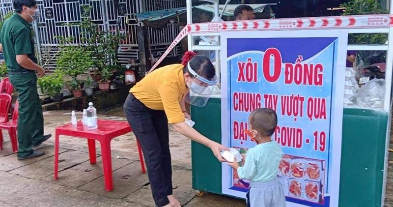 Nấu xôi 0 đồng hỗ trợ bà con