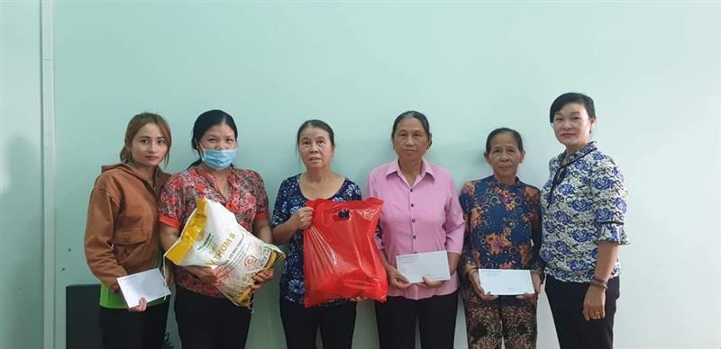 Bà Nguyễn Thị Tiếng Thơ - Chủ tịch Hội LHPN huyện Đạ Tẻh tặng quà “Xuân yêu thương