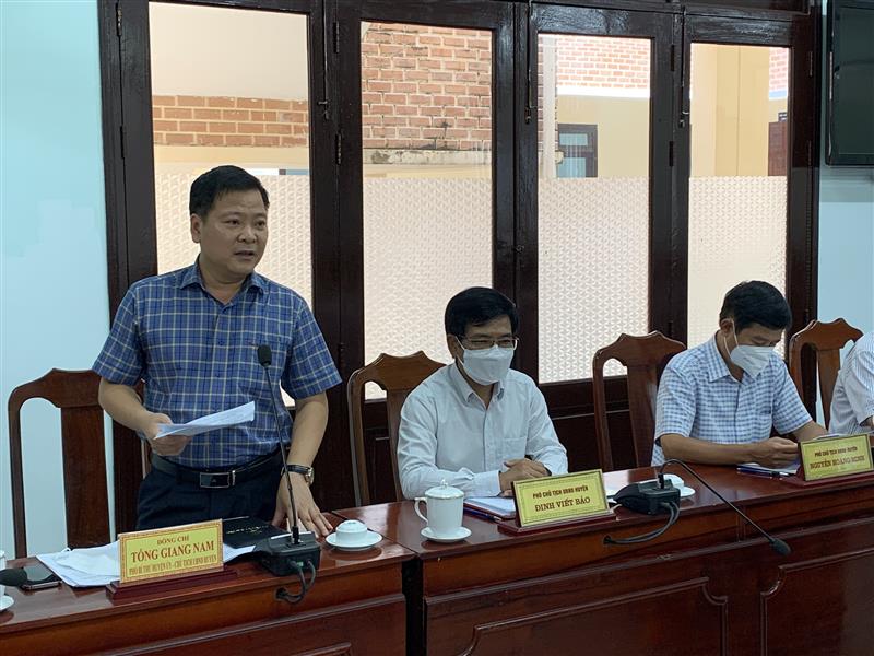 Đ/c Tống Giang Nam, Phó Bí thư Huyện ủy, Chủ tịch UBND huyện báo cáo với đoàn công tác của UBND tỉnh