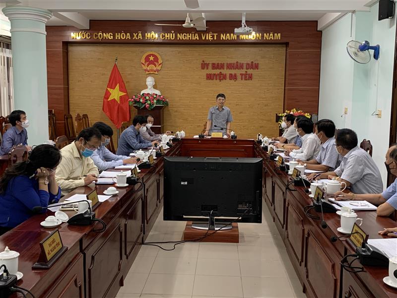 Đ/c Đặng Trí Dũng - Ủy viên Ban Thường vụ Tỉnh ủy, Phó Chủ tịch UBND tỉnh Lâm Đồng phát biểu chỉ đạo tại buổi làm việc tại huyện Đạ Tẻh.