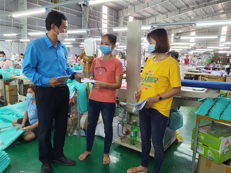 Đ/c Trương Quang Lang - CTLĐLĐ huyện thăm, tặng quà cho công nhân khó khăn bị ảnh hưởng dịch Covid 19