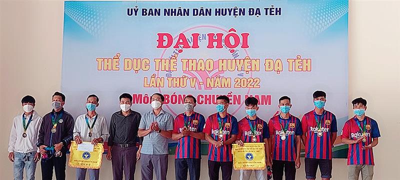 Trao Cúp và HCV, HCB, HCĐ cho các đội có thành tích xuất sắc tại Giải