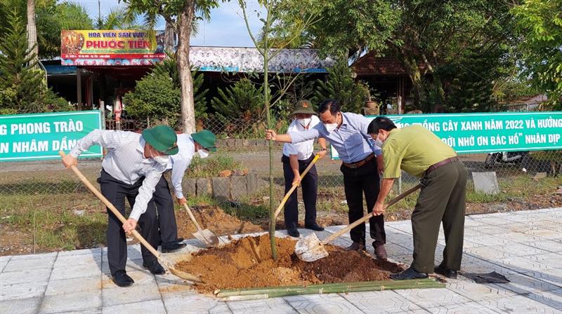 Lãnh đạo huyện tổ chức trồng cây xanh tại vòng xoay giao thông thôn 4 xã Đạ Kho	