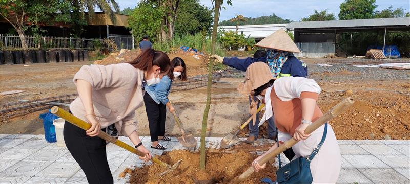 Cán bộ, công chức cơ quan khối Huyện uỷ, UBND huyện, MTTQ và các đoàn thể huyện và cán bộ, công chức xã Đạ Kho trồng cây xanh tại vòng xoay giao thông thôn 4 xã Đạ Kho