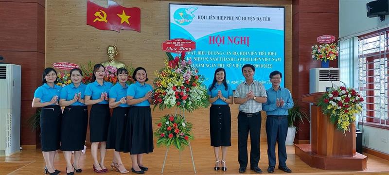 Thường trực Huyện ủy, HĐND, UBND, UB MTTQ VN huyện tặng lẵng hoa chúc mừng Hội LHPN huyện nhân dịp Kỷ niệm 92 năm Ngày Phụ nữ Việt Nam (20/10/1930 - 20/10/2022)