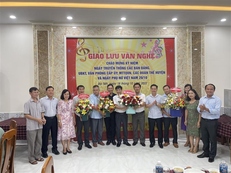 Thường trực Huyện ủy, HĐND, UBND, UB MTTQ VN huyện tặng lẵng hoa chúc mừng nhân dịp kỷ niệm ngày truyền thống các Ban xây dựng Đảng, UBKT và Văn phòng cấp ủy