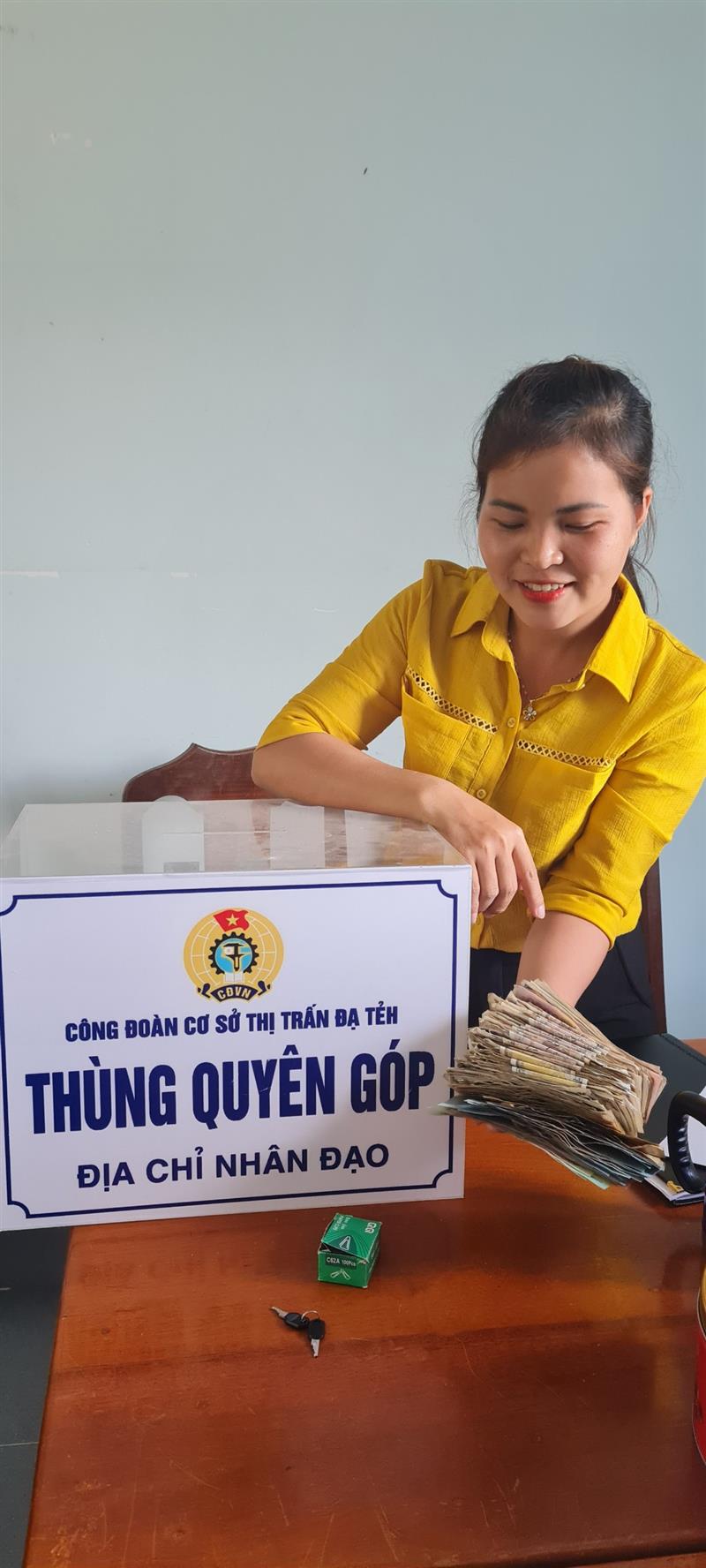 Thùng tiền quyên góp – giúp đỡ địa chỉ nhân đạo