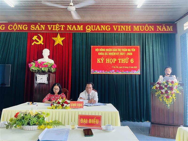 Đồng chí Phan Thị Thủy, Huyện ủy viên, Trưởng phòng giáo dục huyện Đạ Teh, Đại biểu Hội đồng nhân dân huyện, báo cáo kết quả kỳ họp thứ 10 HĐND huyện.