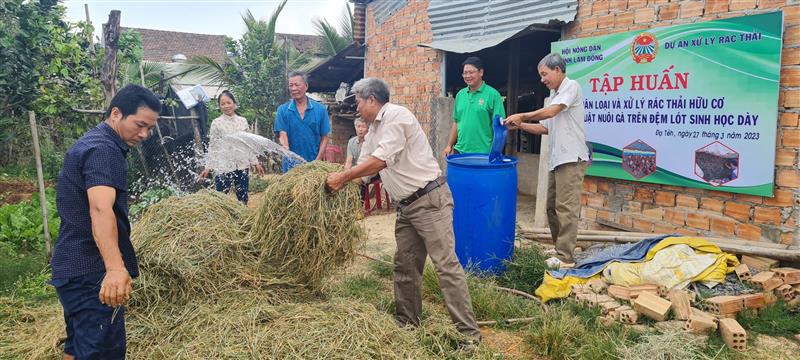 Hội viên thực hành kỹ thuật lên men phụ phẩm cây trồng làm thức ăn chăn nuôi