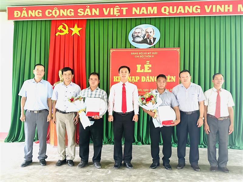 Chi bộ thôn 8, Đảng ủy xã Mỹ Đức tổ chức lế kết nạp đảng viên