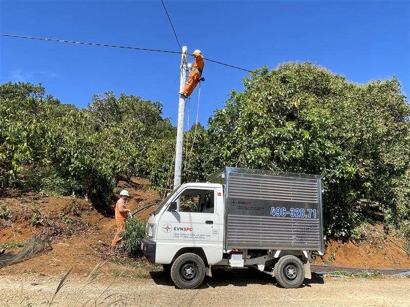 Điện lực Đạ Tẻh cấp mới điện cho gần 30 hộ đồng bào dân tộc thiểu số tại thôn Tôn K’Long (xã Đạ Pal) nhân tháng tri ân khách hàng năm 2023