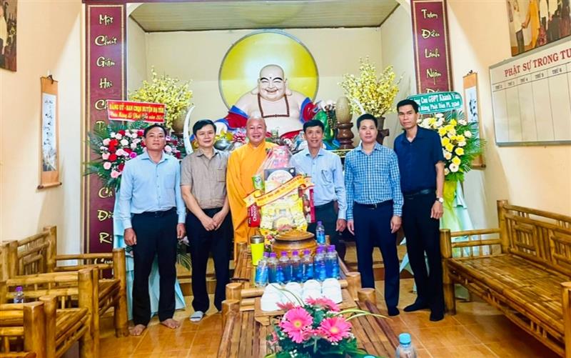 Lãnh đạo huyện Đạ Tẻh thăm, chúc mừng cơ sở Phật giáo nhân Đại lễ Phật đản	