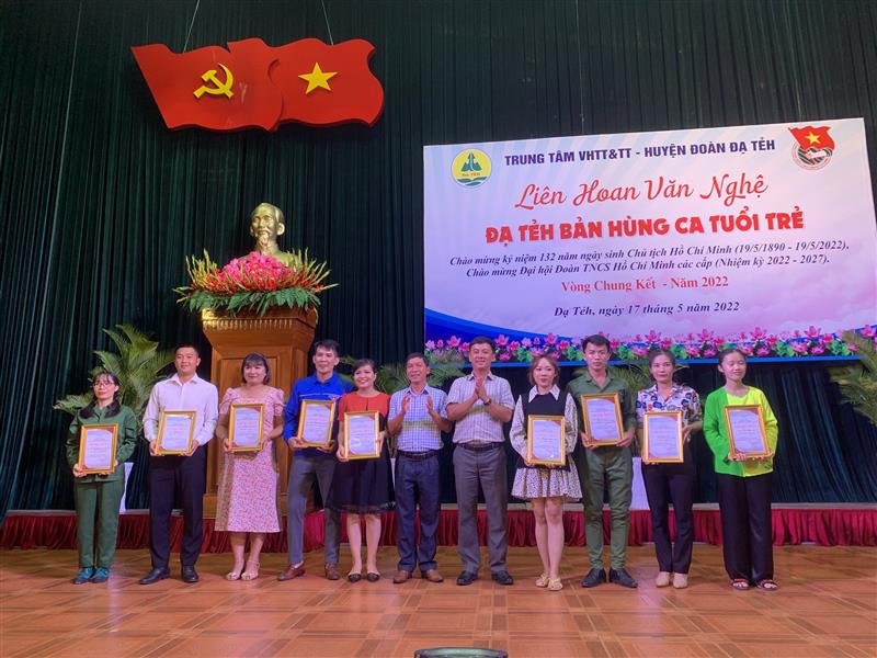 Đ/c Phan Đức Thái - Phó Bí thư Thường trực Huyện ủy trao giải các đội xuất sắc