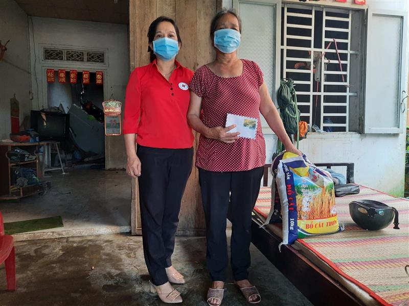 Bà Phan Thị Hồng Loan -  Chủ tịch Hội Chữ thập đỏ huyện Đạ Terh trao tiền và gạo hỗ trợ cho gia đình bà Chan