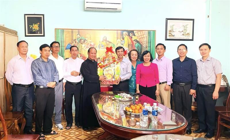 Đồng chí Nguyễn Mạnh Việt – Bí thư Huyện ủy Đạ Tẻh thăm, chúc mừng Giáng sinh tại Giáo xứ Đạ Tẻh