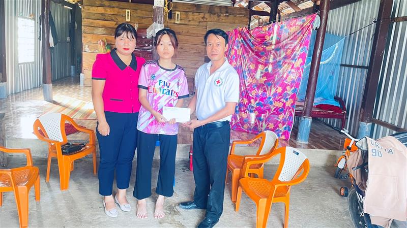 Ông Nguyễn Lý Trí – Phó Chủ tịch Hội Chữu thập đỏ trao tiền cho gia đình cháu Bùi Minh Lực, TDP 8, Thị trấn Đạ Tẻh