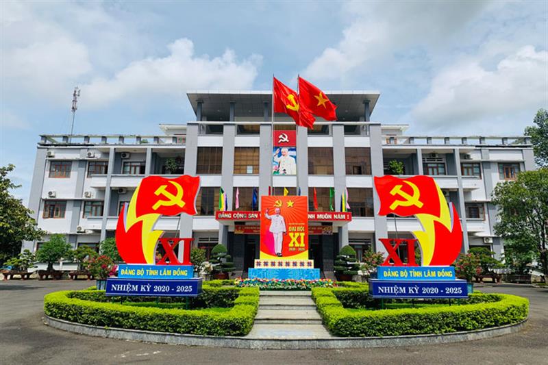 Trụ sở Huyện ủy Đạ Tẻh trang trí chào mừng Đại hội Đại biểu toàn quốc lần thứ XIII của Đảng