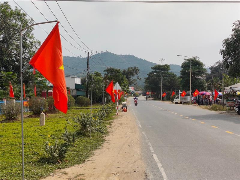 Các tuyến đường trên địa bàn huyện Đạ Tẻh tràn ngập cờ hoa chào mừng Đại hội đại biểu toàn quốc lần thứ XIII của Đảng