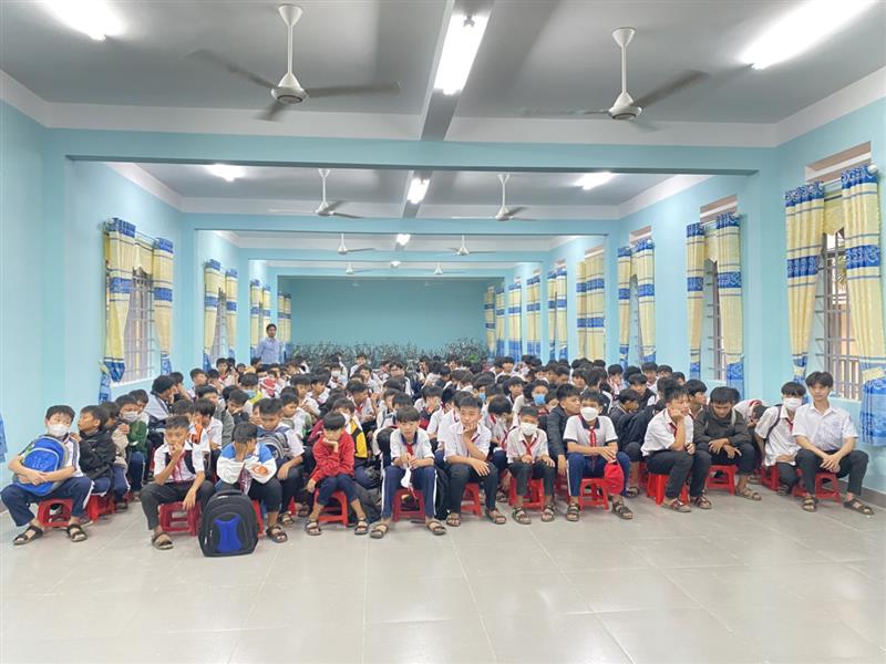 Trường THCS Nguyễn Du tuyên truyền giáo dục giới tính và sức khỏe sinh sản vị thành niên cho học sinh