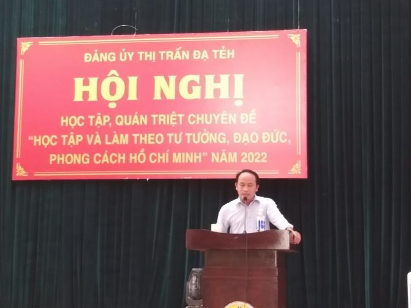 Đồng chí Hồ Quốc Phong UVBTV, Trưởng Ban Tuyên giáo huyện ủy, quán triệt các nội dung tại hội nghị
