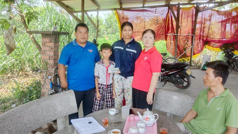 Bà Phạm Thị Đức – Chủ tịch Hội Chữ thập đỏ xã Mỹ Đức trao tiền hỗ trợ cho gia đình chị Ma Tiên, thôn Hòa Bình xã Mỹ Đức
