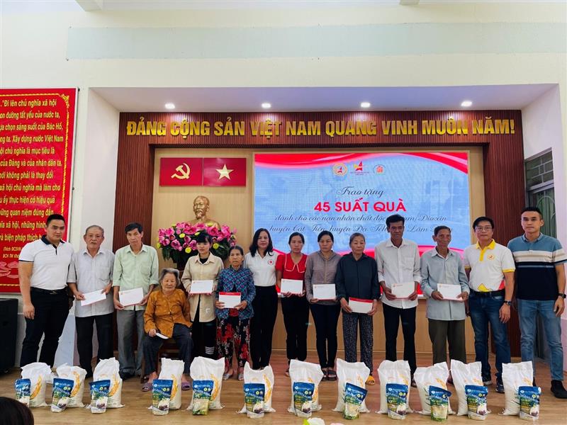 Các thành viên Hội doanh nhân trẻ Lâm Đồng trao tặng quà cho nạn nhân da cam huyện Đạ Tẻh