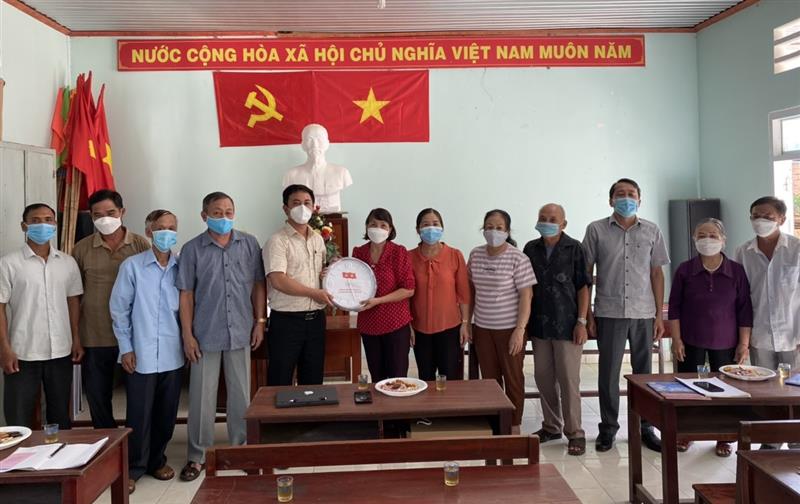 Đồng chí Phan Đức Thái - Phó Bí thư Thường trực Huyện ủy tham dự sinh hoạt Chi bộ Tổ dân phố 1B Thị trấn Đạ Tẻh
