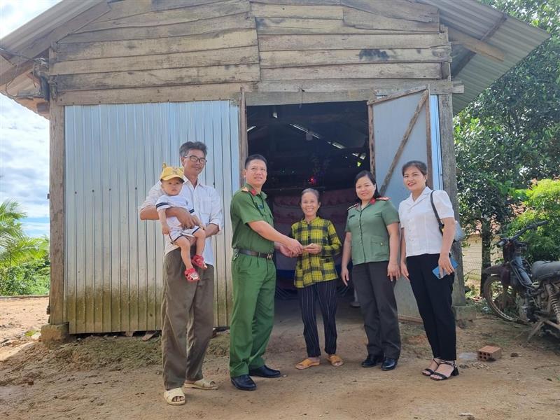 Công an huyện Đạ Tẻh hỗ trợ 02 hộ cận nghèo trên địa bàn