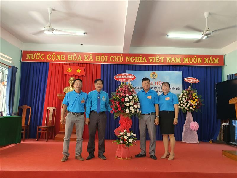 Đ/c Trương Quang Lang - CT LĐLĐ huyện tặng hoa chúc mừng đại hội