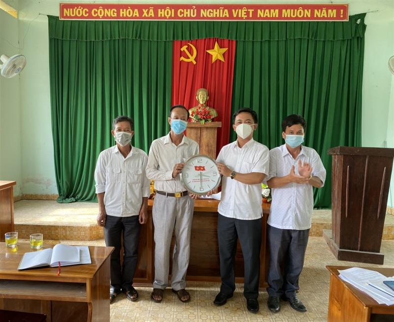 Đồng chí Phan Đức Thái - Phó Bí thư Thường trực Huyện ủy tham dự sinh hoạt Chi bộ thôn 4 xã Quảng Trị