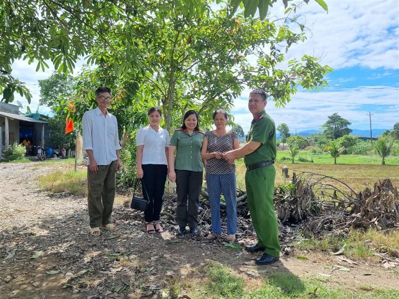 Công an huyện Đạ Tẻh hỗ trợ 02 hộ cận nghèo trên địa bàn