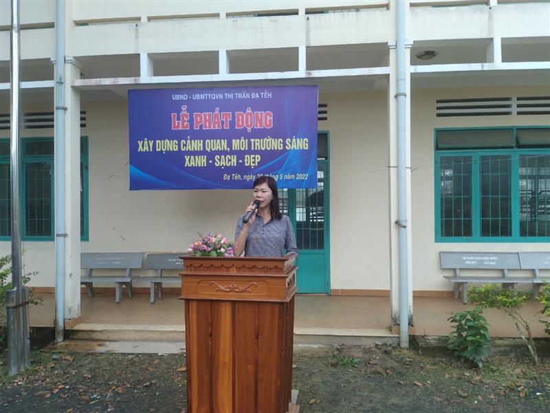 Đ/c Nguyễn Thị Hồng Lạc  - HUV, Phó chủ tịch UBMTTQVN huyện phát biểu tại buổi lễ
