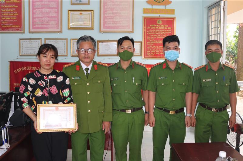 Trao giấy khen của Chủ tịch UBND huyện Đạ Tẻh cho chị Nguyễn Thị Mỹ Như