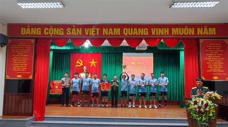 Đ/c Lê Văn Quý - Ủy viên BTV Huyện ủy, Chỉ huy trưởng BCH QS huyện trao giải thưởng