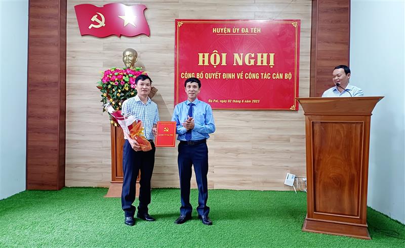 Đồng chí Nguyễn Mạnh Việt – Bí thư Huyện ủy, Chủ tịch HĐND huyện trao quyết định